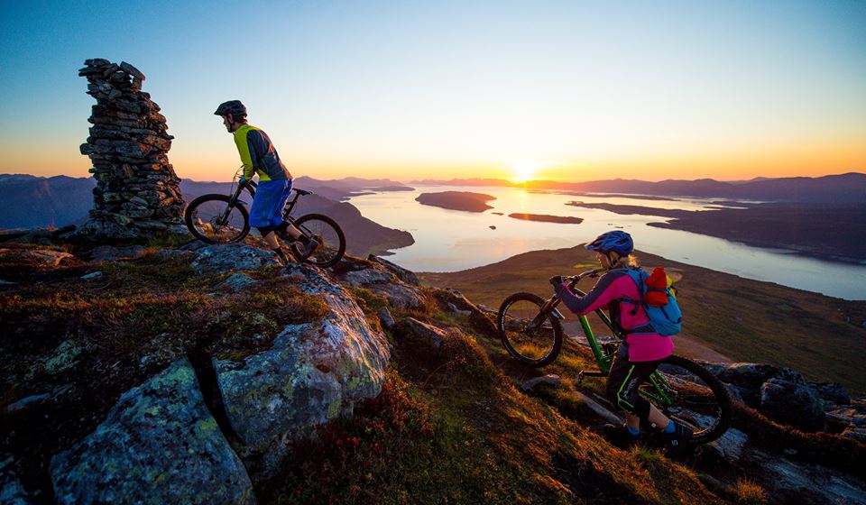 elusive_moose's tweet photo. Mountain biking in Fjord #Norway 😊  Photo Romsdal Adventure AS #travel #adventure #MTB #cycling @VisitNorway 🚵 https://t.co/Q0nBcoDxNr
