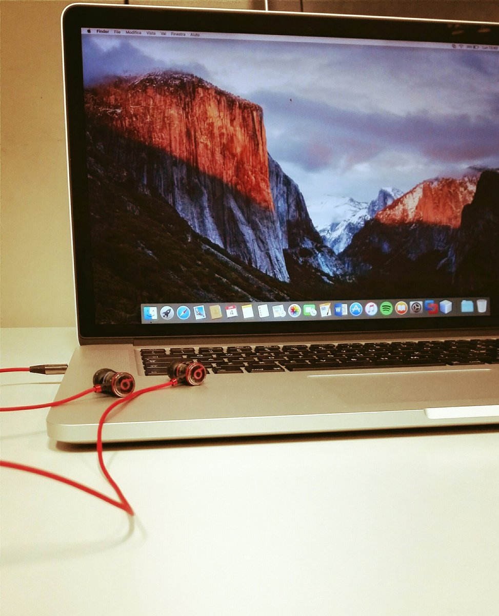 PSimoPonte's tweet photo. #macbook15 #beats #work https://t.co/V4btq2dvtw