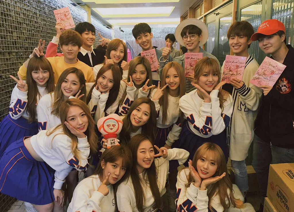 exy_s2_'s tweet photo. 부산에서 보이프렌드 선배님을 만났습니다!!!! 우와!!! 회사가 아닌 저희의 첫 지방 스케줄에서 만나뵙다니 신기합니당!!☺️ #보이프렌드 선배님 오늘 하루도 화이팅하세요! 우주소녀도 화이팅!👍🏼👍🏼 https://t.co/skb68E5bSl