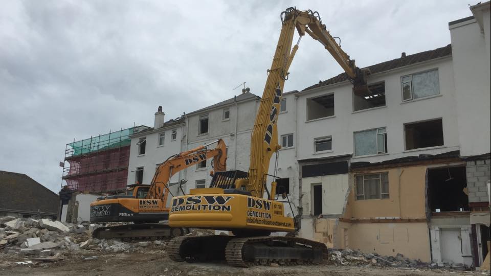 DemolitionSWLtd's tweet photo. Structural demolition in progress at #Ponsmere Hotel, #Perrannporth. #DSW #Demolitionsouthwest #highreach #Komatsu https://t.co/w7GpBxONqu