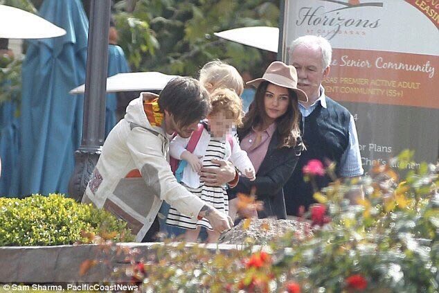 Mehr Bilder von Louis mit seiner Familie, Danielle und Freddie.
