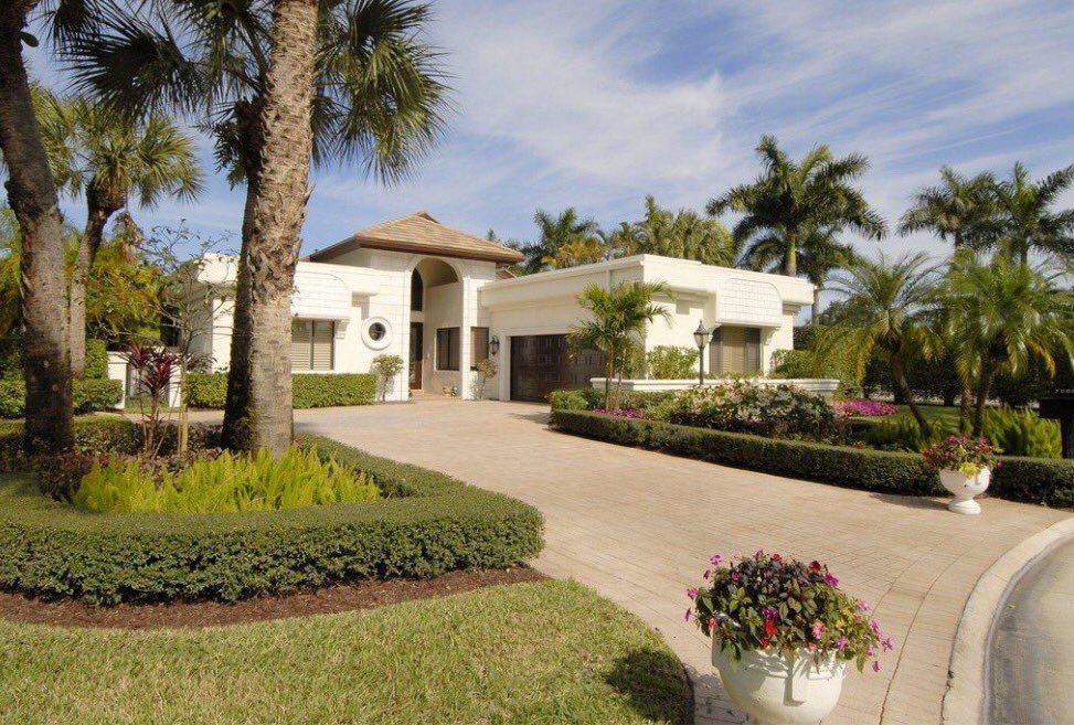 luxuryhomesboca's tweet photo. Beautiful #golfhome with only the best appointments. #Home has everything! #BocaRaton https://t.co/XilaDTdJp0 https://t.co/hrsMiYGzb7