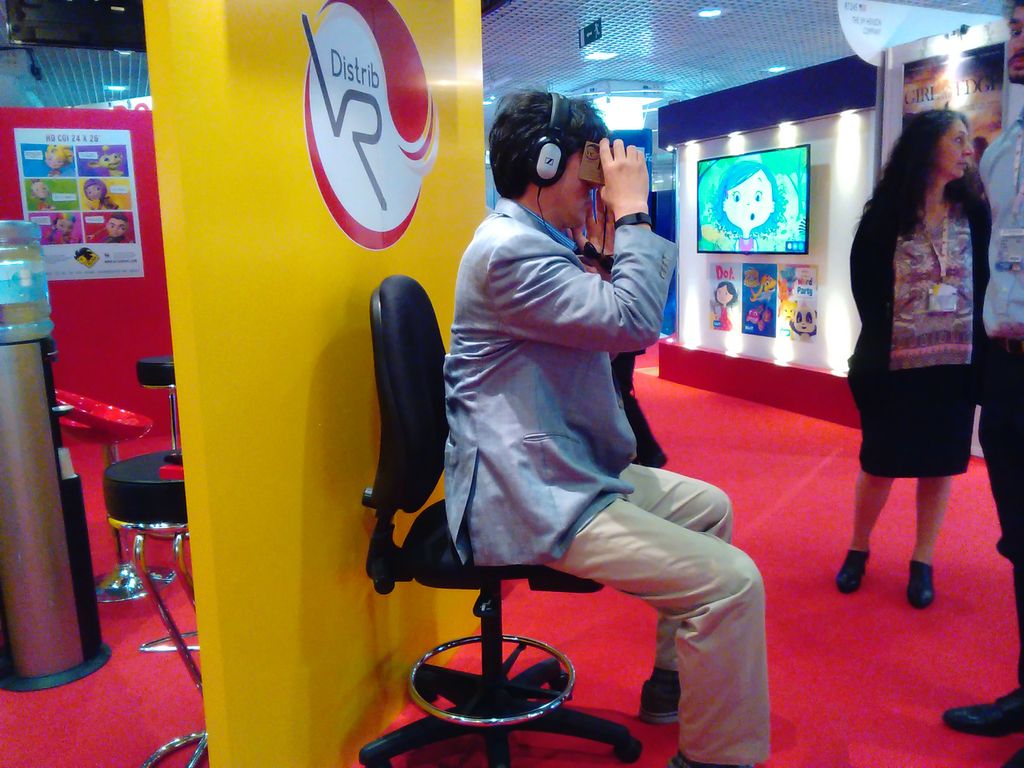 todotvnews's tweet photo. Realidad virtual en el stand de @novovision en #MipTV2016 @mip https://t.co/mBUpNAoybR