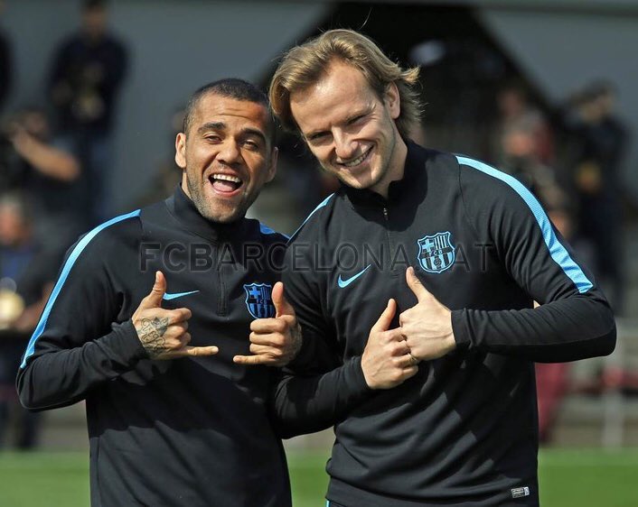 ivanrakitic's tweet photo. Mejor mirar el futuro con una sonrisa 😄😊 Con muchas ganas de Champions mañana. ¡Os esperamos! #ForçaBarça 🔵🔴 https://t.co/zll3SGrhsN