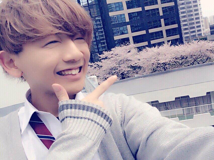 takupon0626's tweet photo. 今日学校で撮影だったんだけど、
屋上から桜が見えた！！🌸からパシャり
もーすぐ入学式だね（´-`）.
僕ももう1回高校生やりたい！
好きな人と制服デートとかしてみたかった😑笑 https://t.co/kQCGclMJoF