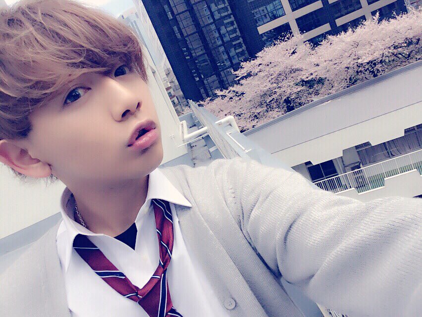 takupon0626's tweet photo. 今日学校で撮影だったんだけど、
屋上から桜が見えた！！🌸からパシャり
もーすぐ入学式だね（´-`）.
僕ももう1回高校生やりたい！
好きな人と制服デートとかしてみたかった😑笑 https://t.co/kQCGclMJoF