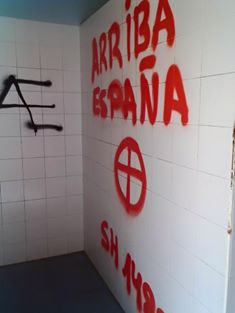 Más noticias... una banda de jóvenes conocidos como "Los LG's" llena los WC del parque norte de pintadas xenofobas