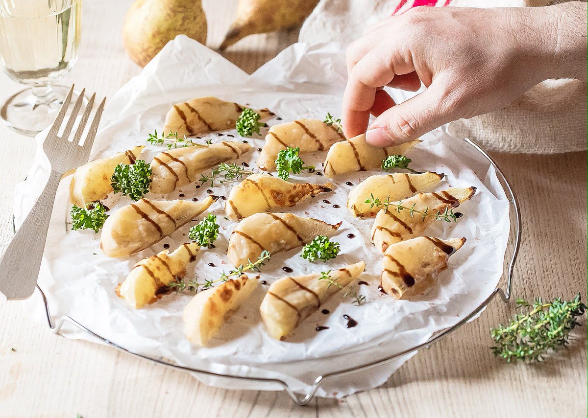 GourmioUK's tweet image. We fell in love with this Platter of pears and parmisan cheese! The #GourmioSecret? A drizzle of Balsamic Vinegar 😋