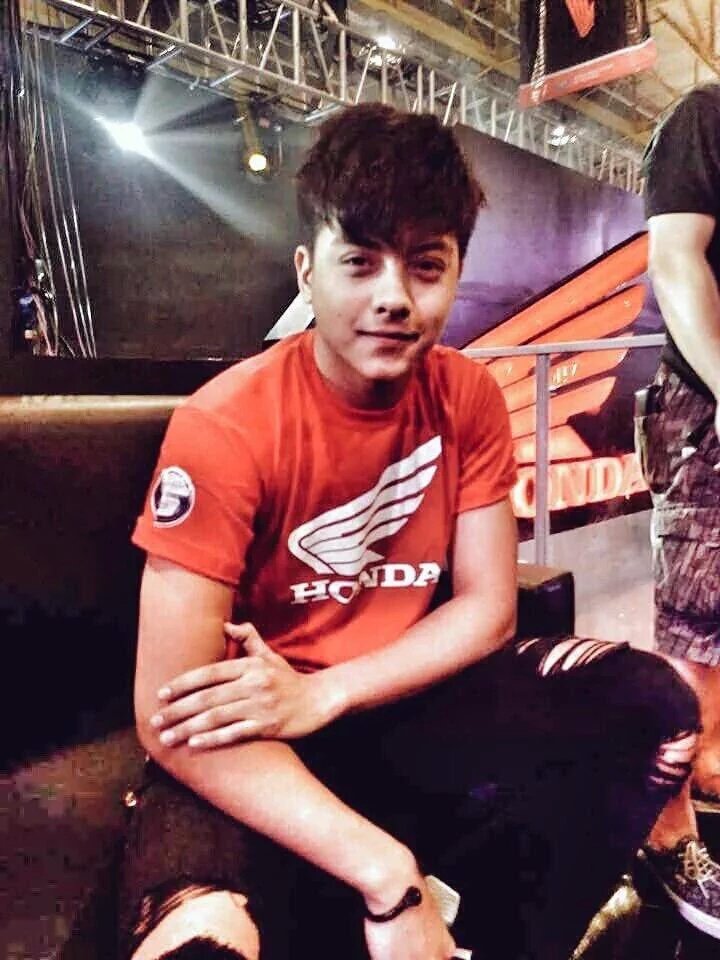 Danielberks26's tweet photo. Freakin hot!!! 😍

#KATHNIELMovieComingSoon 

 https://t.co/mbLLJtg9Ba