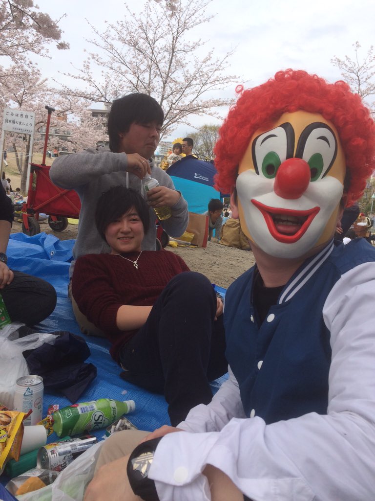 snoer_kai's tweet photo. 【イベント後記その①】
4月3日、大阪扇町公園にてお花見をしてきました。
ゲイの人がいました。
鳥かごでかわちゃんをいじめました笑
二次会はカラオケにいきました。
三次会は居酒屋にいきました。
暗黒の会になりました笑 https://t.co/ptAUMF167p