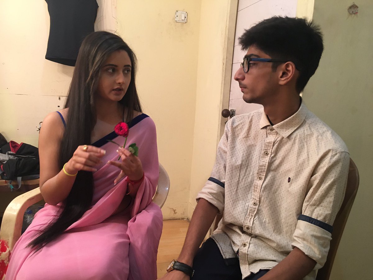LiveOnfame's tweet photo. .@TheRashamiDesai's biggest admirer got a chance to meet her on Fan-Day on #fame! https://t.co/AVQplIE6XG