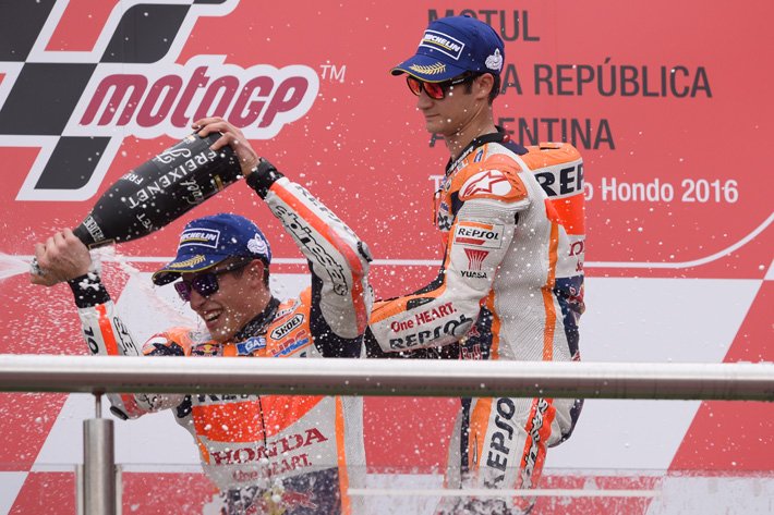 MotoAranda's tweet photo. ¡Victoria para @marcmarquez93 en el #GPArgentina! @26_DaniPedrosa también sube al podio en 3ª posición. ¡Bravo! https://t.co/Iq1UA1SZ2l
