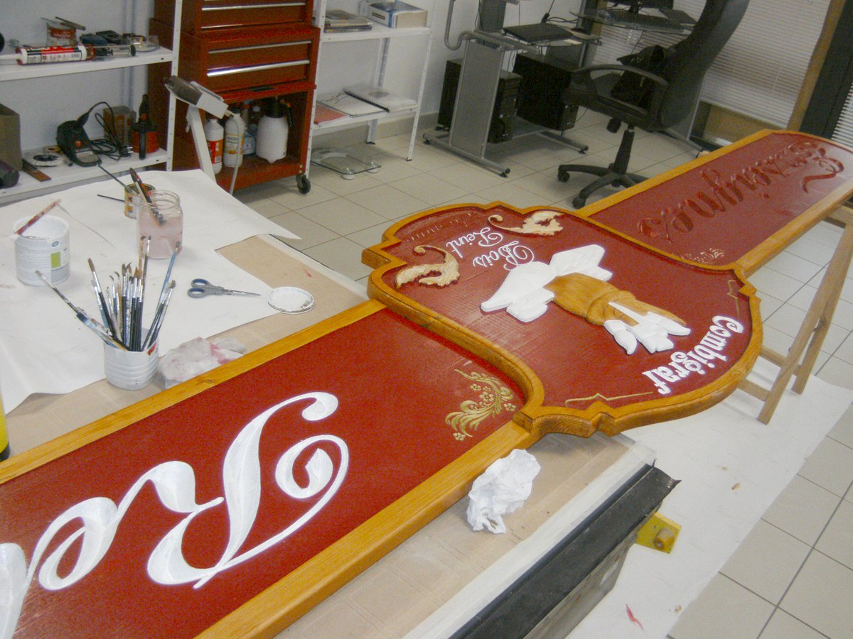 sascombigraf's tweet image. Voici notre enseigne qui trône à l&apos;entrée de notre atelier, réalisée en épicéa 30 et 40 mm et peinte à la main.