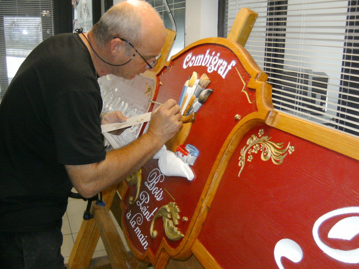 sascombigraf's tweet image. Voici notre enseigne qui trône à l&apos;entrée de notre atelier, réalisée en épicéa 30 et 40 mm et peinte à la main.