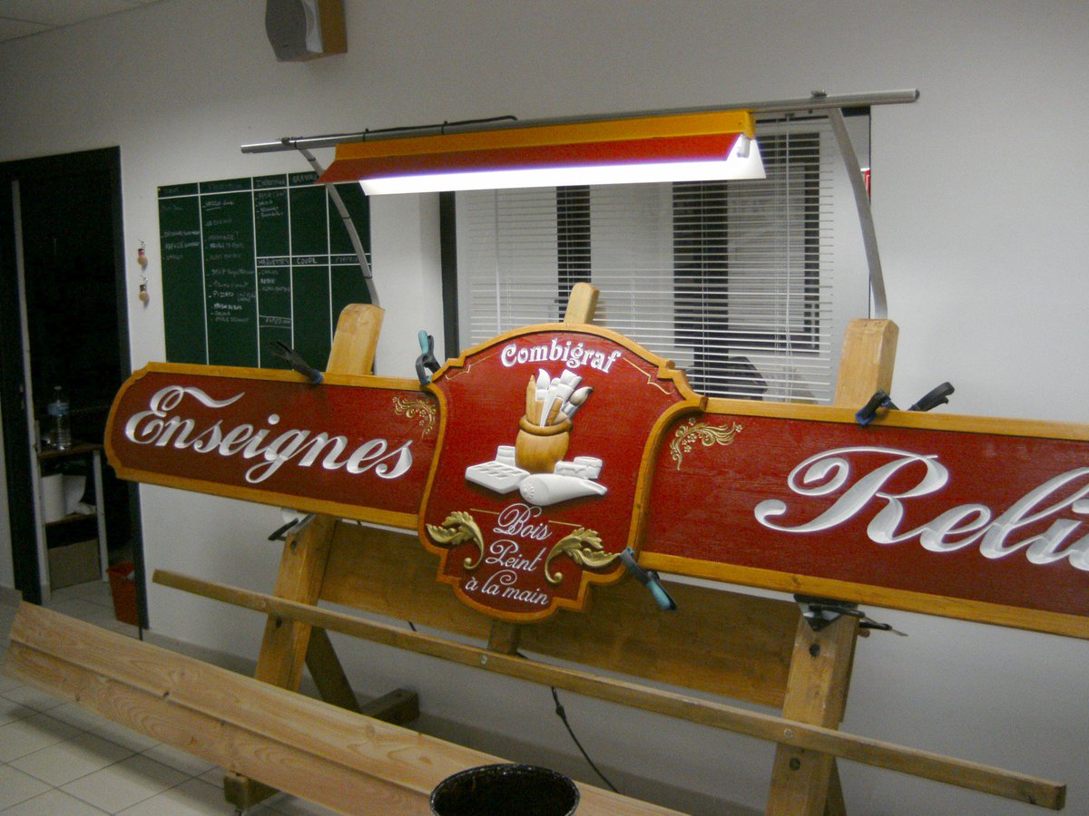 sascombigraf's tweet image. Voici notre enseigne qui trône à l&apos;entrée de notre atelier, réalisée en épicéa 30 et 40 mm et peinte à la main.