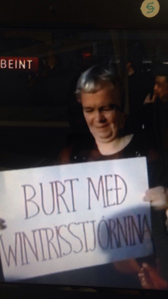 Fréttamaður: "Er þetta skilti heimatilbúið?"
Mótmæandi: "Nei, skiltið er keypt í París og er eftir franskan hönnuð"