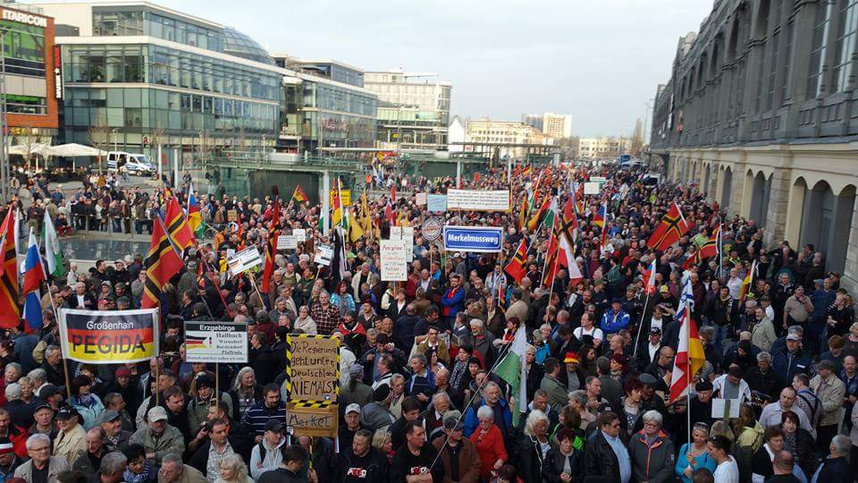 OFFICIAL_PEGIDA's tweet photo. #PEGIDA @ #Dresden 04.04.2016 https://t.co/cjYz35fka6