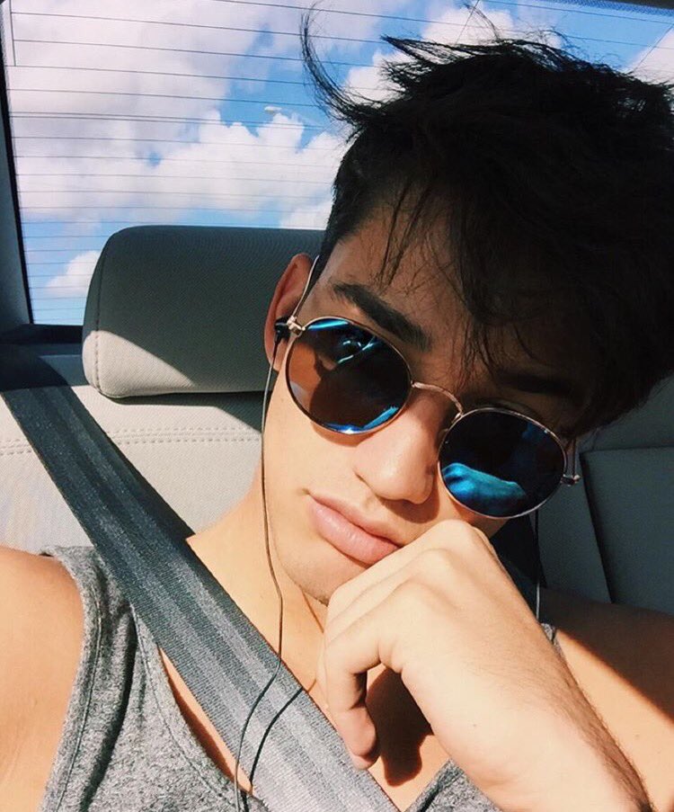 restarting;
my names jax, I'm 19 and i need friends. retweet?