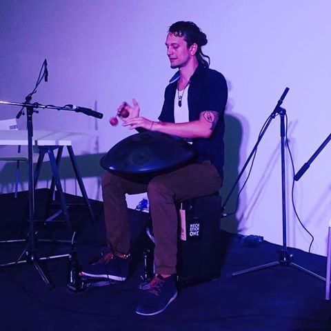 thefridgedubai's tweet photo. The man with the pan is here! #DanielWaples sound checking for #TheFridgeFringe tonight @ 8:30pm https://t.co/qttriFF1ii