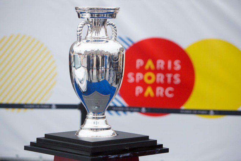 Paris's tweet photo. Vous êtes prêts pour l'#EURO2016 ? 

 Venez vous entraîner au #ParisSportsParc 💪 ⚽ https://t.co/Js4cgMsJC5 https://t.co/Of4Q5X5Ltl