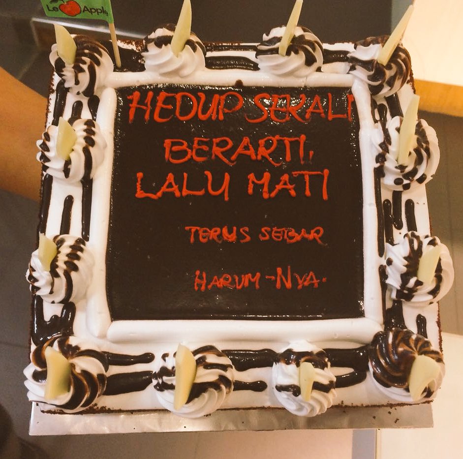 muqriMatahir's tweet photo. Tazkee-cake🎂

"Hidup sekali, berarti..Lalu mati."

#Hedup😅 https://t.co/QQFVng1xxl