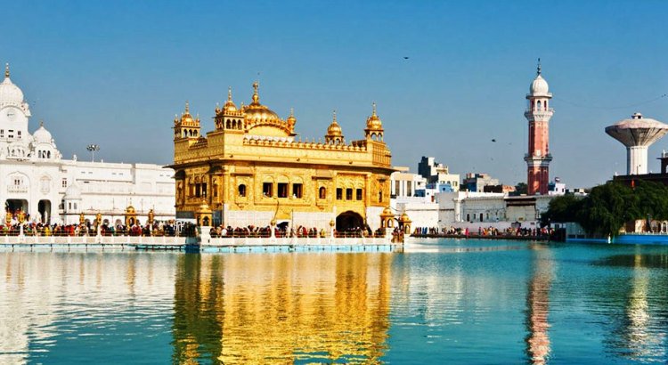 IMVoyager's tweet photo. The Golden Temple – where serenity serenades spirituality https://t.co/Ky1b8QpAg5 #travel #GoldenTemple #Amritsar https://t.co/gAGspUI6sO