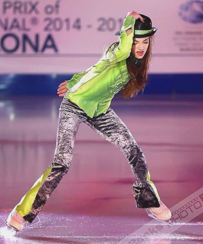 眩し過ぎる 世界女王のロシア超美少女スケーター メドベージェワ選手のセーラームーン姿 Togetter