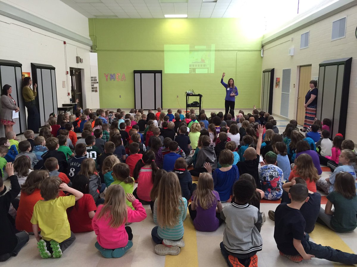 svbear1's tweet image. Author Andrea Gribble at SV sharing her book and teaching about the writing process. #mightycardinals