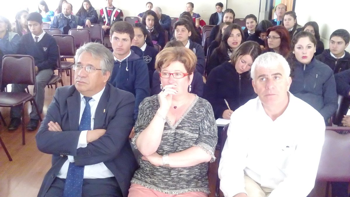 DAEMSanJavier's tweet photo. Exposicion sobre la realidad vitivinicola nacional en liceo Manuel Montt en marco convenio con region de La Borgoña. https://t.co/y874lD5VMu