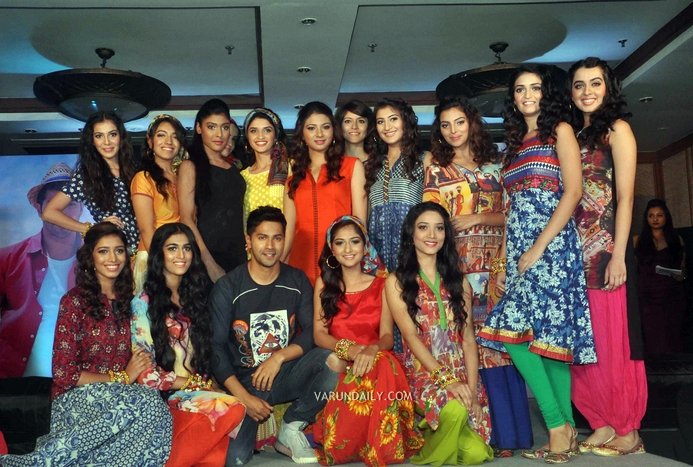 VarunThreads's tweet photo. [SET-2] Varun Dhawan at  #VarunsStyleBuddy Event. @Varun_dvn https://t.co/mUsUIOohtG