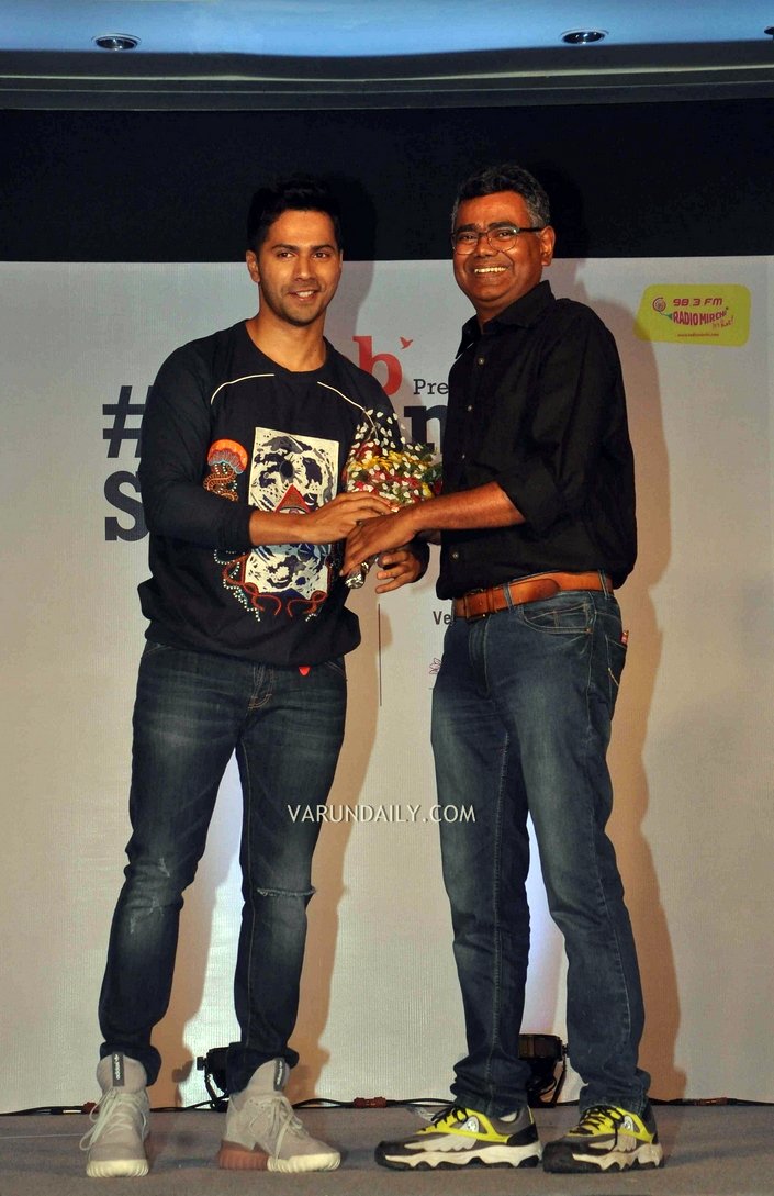 VarunThreads's tweet photo. [SET-3] Varun Dhawan at  #VarunsStyleBuddy Event. @Varun_dvn https://t.co/zCVgucVRHl