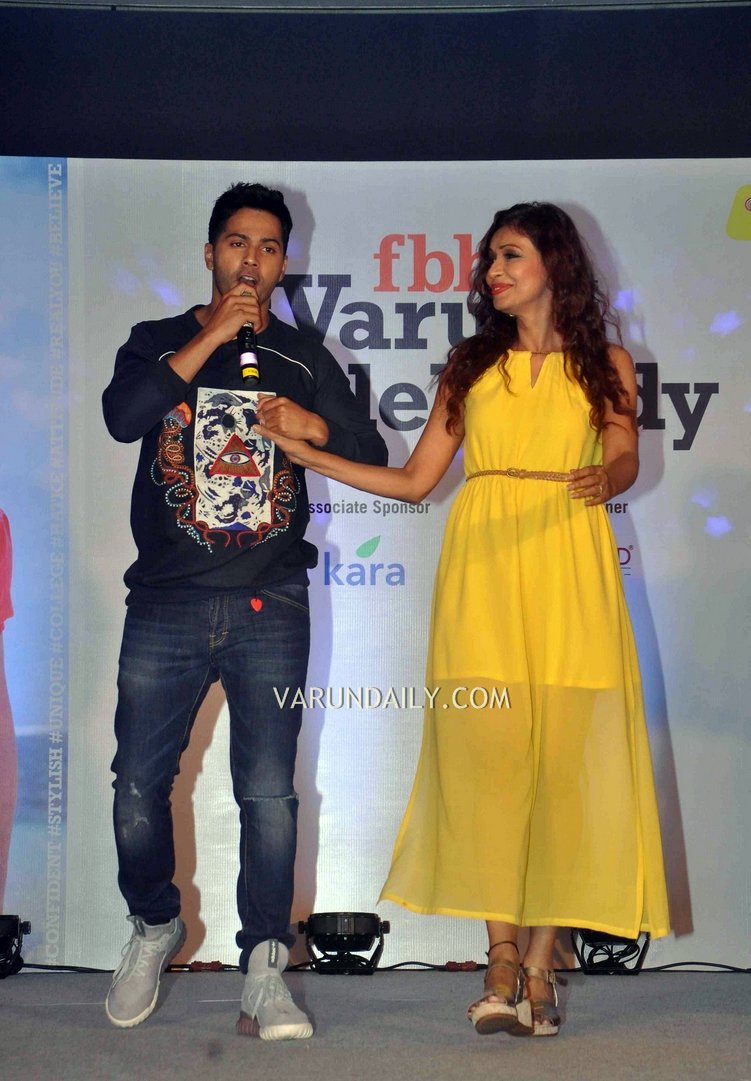 VarunThreads's tweet photo. [SET-3] Varun Dhawan at  #VarunsStyleBuddy Event. @Varun_dvn https://t.co/zCVgucVRHl