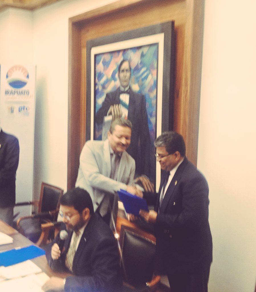 irapuatogob's tweet photo. Presidente @ortiz_irapuato entrega reconocimientos y toma protesta al Consejo Mpal de Protección Civil #Irapuato. https://t.co/MK2tYRIlGY