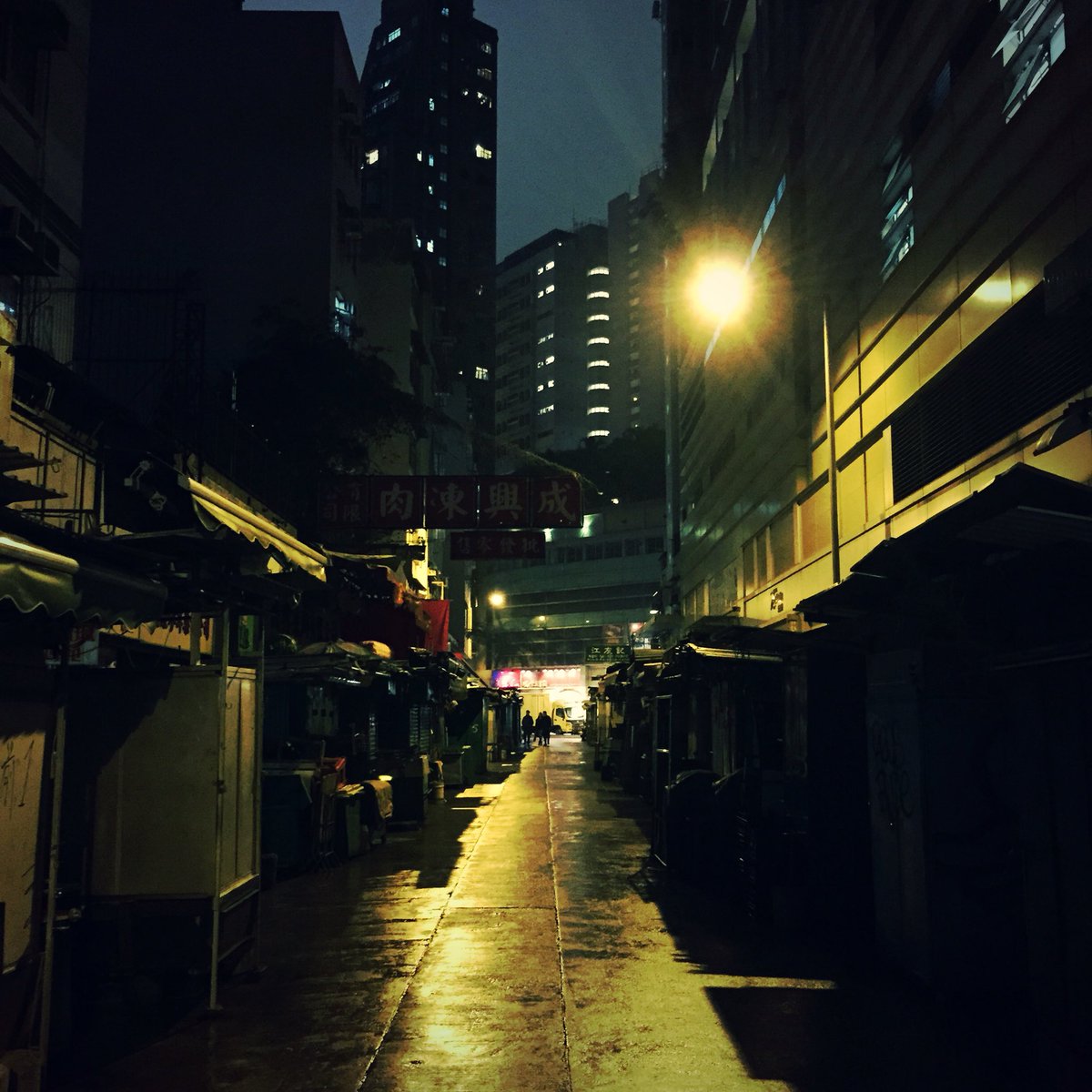 hoo7xx's tweet photo. quiet little alley and life goes on. #SM6305 #emotionalcity https://t.co/fqf4fukuCH