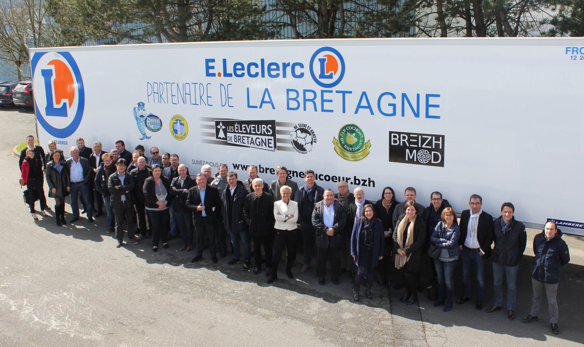 Bretagneaucoeur's tweet photo. #Leclerc partenaire de la #Bretagne.Les adhérents bretons passent le message en XXL sur les camions de la #scarmor https://t.co/X9TxHd4bt7