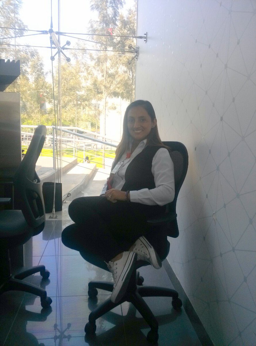 DeBeita's tweet photo. Un lunes que parece viernes!!!!! Lo máximo #VoyConZapatillas https://t.co/eXL9mjOGMS