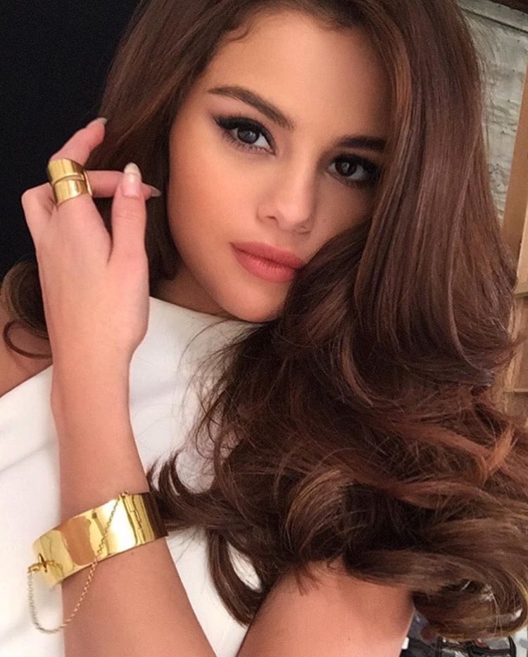 GomezSource's tweet image. Which is your favorite @selenagomez selfie? 😍