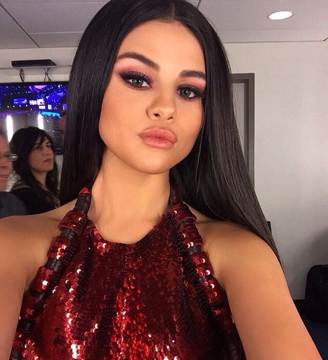 GomezSource's tweet image. Which is your favorite @selenagomez selfie? 😍