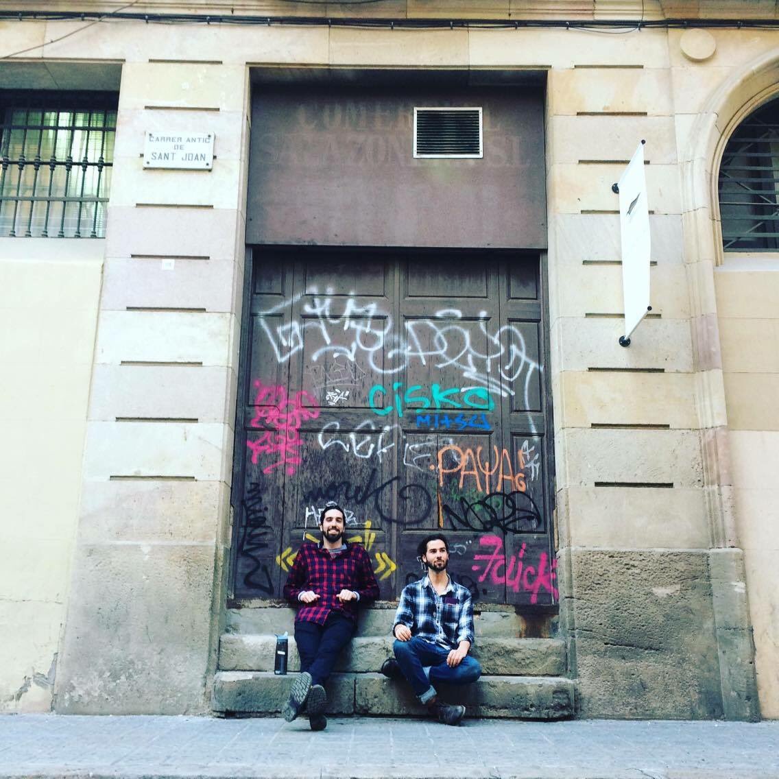 MintLeopardOG's tweet image. Hola from Barcelona! 
-Jax &amp;amp; Ben 
*photo by Sasha Chistova