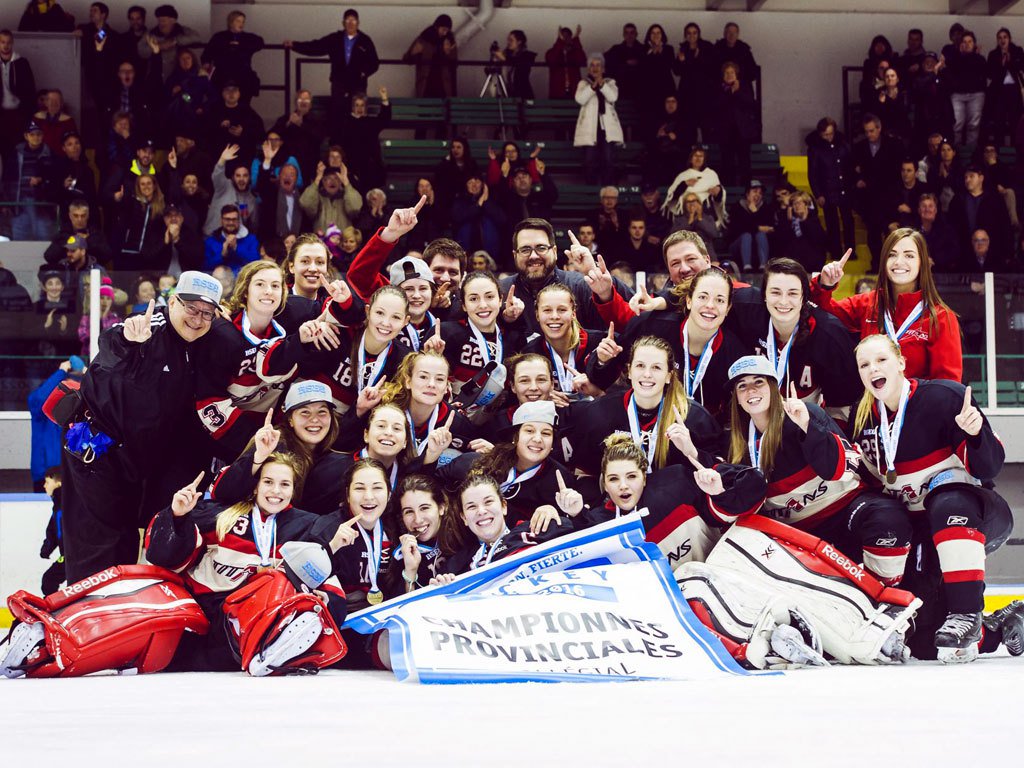 LeCarrefourQc's tweet photo. Hockey féminin: 6e Championnat pour les @TitansLimoilou https://t.co/z2MoowdT55 https://t.co/kAw7H60f98