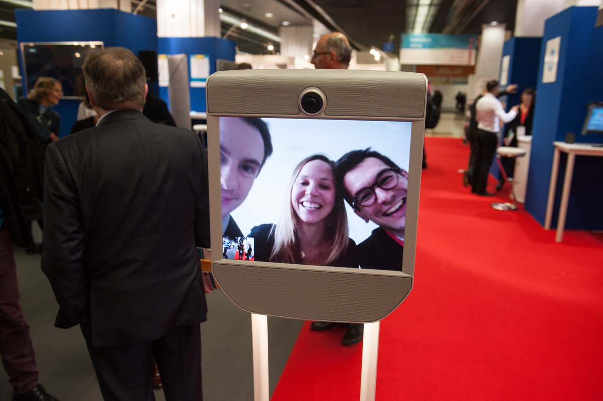 RencontresESR's tweet photo. Bons souvenirs avec le robot #Beam aux #RUE2016 @awabot @SebBarnier https://t.co/72pQZMkh19