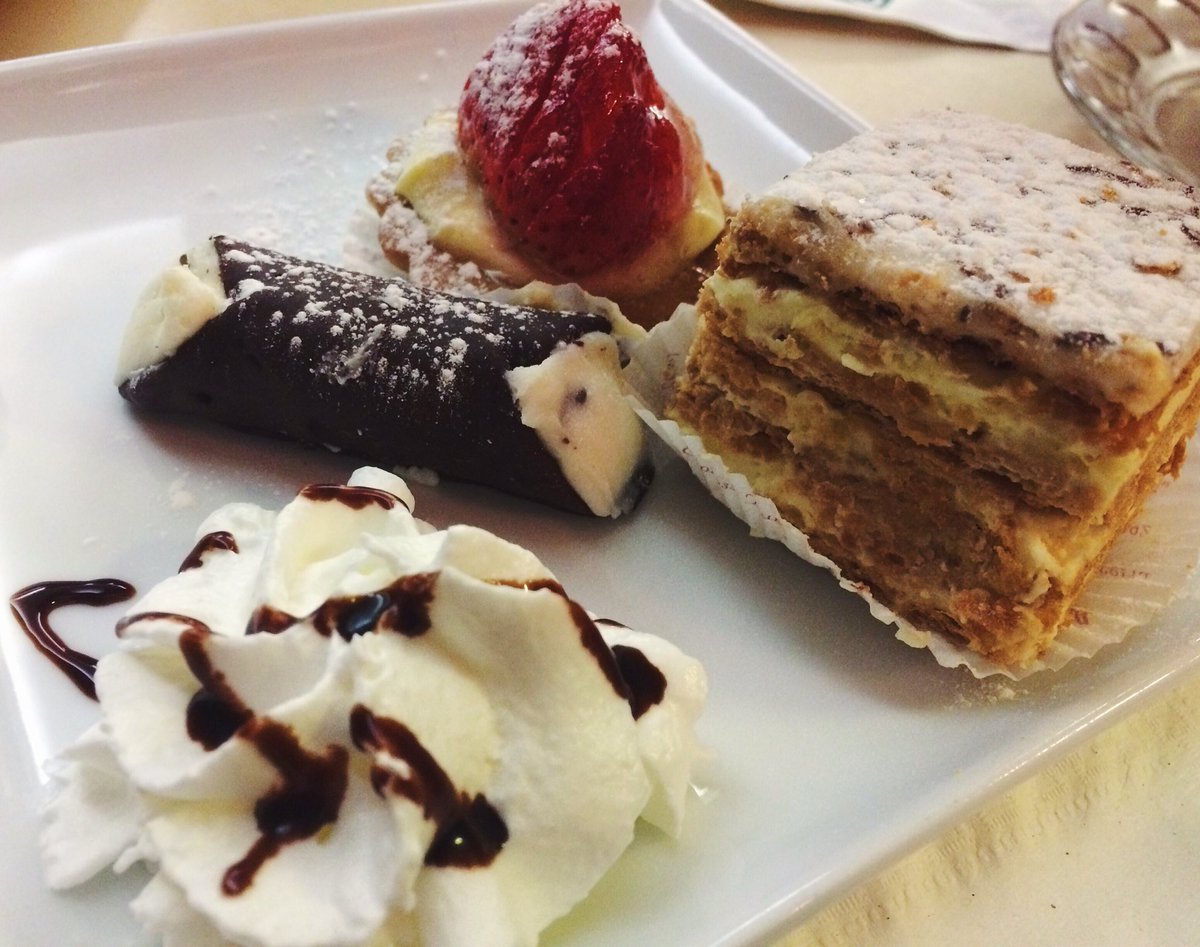 nomchecklist's tweet photo. Treat yourself. chocolate cannoli, Napoleon, and strawberry tart @FERRARABAKERY
#ferrarabakery #nyc #nomchecklist https://t.co/AxCNHv7IVb