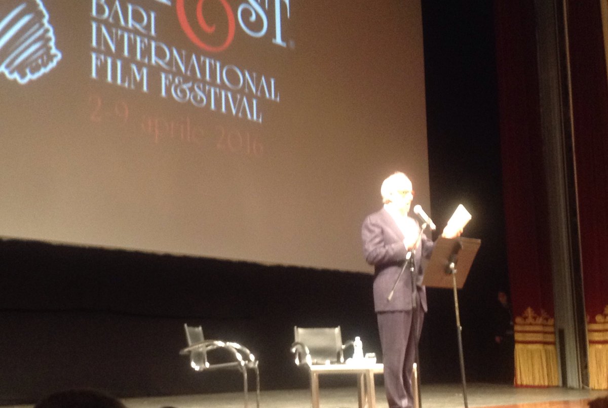 rep_bari's tweet photo. 🎥 #Bifest2016, monologo di #Servillo per presentare se stesso: "Serve il #teatro come connessione tra realtà e arte" https://t.co/PQ3D0siAMS