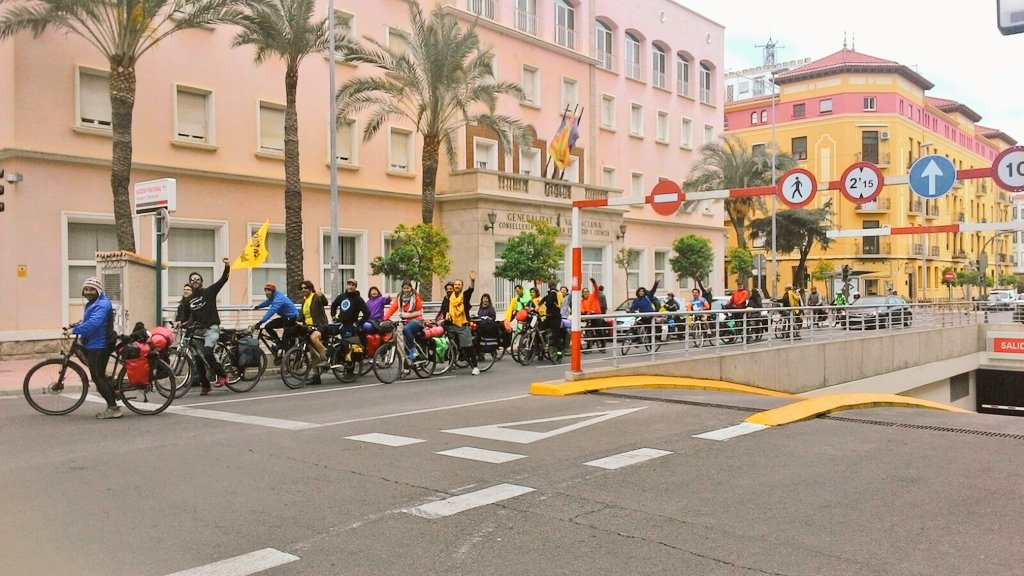castelloenbici's tweet photo. Arribada dels herois @AntifrackingCom a la capital de La Plana #aturemelfracking #30diesenbici #30DEB #30diasenbici https://t.co/pcsRUNY2uZ