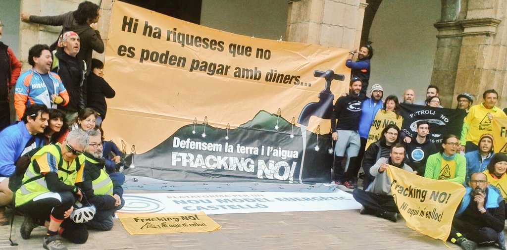 castelloenbici's tweet photo. Diem NO al fracking, ni ací ni enlloc! #AturemElFracking a cop de pedal #30diesenbici #30DEB #30daysofbiking https://t.co/35cpwnYdhV