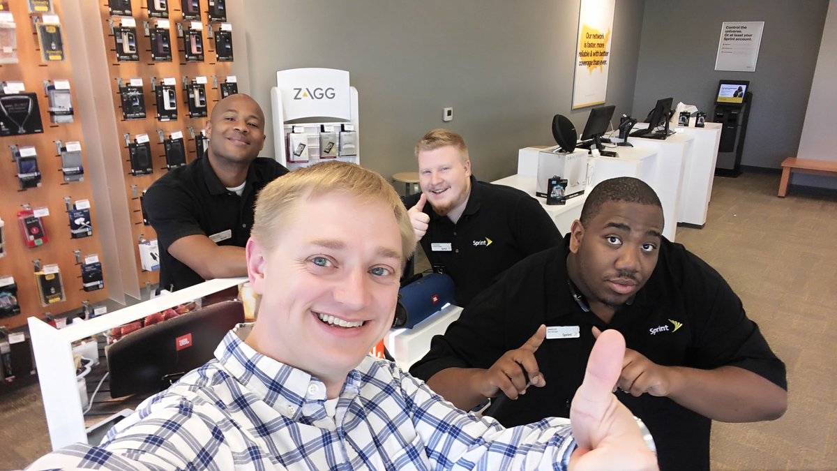 HarlowStahl's tweet photo. Hanging out with Charles and his team in Woodstock! @Steve_M_Kennedy @HollyJoyRamos @HollySpringsGA @BSMiller1 https://t.co/OVRoGfbenf