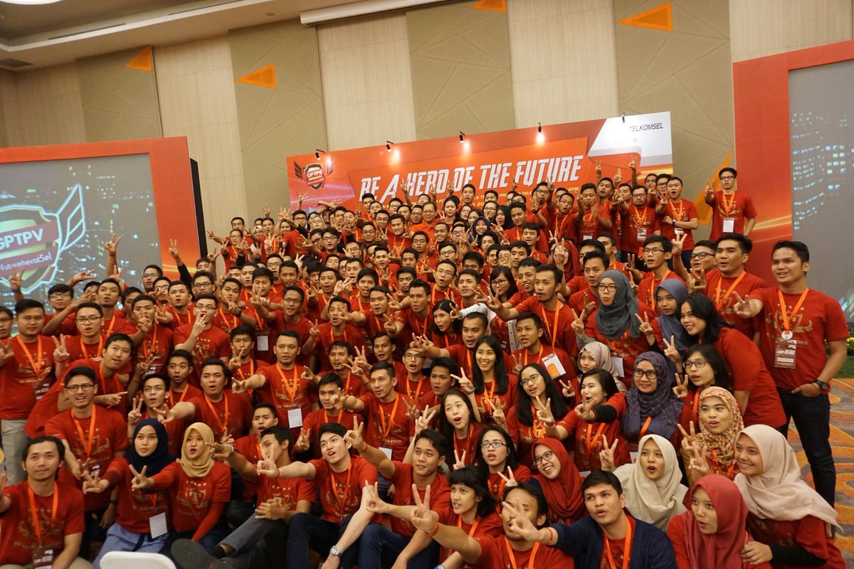 GPTP_V's tweet photo. Moment saat 165 peserta GPTP Batch5 berfoto brsama CEO #Telkomsel,Bpk Ririek Adriansyah. #FutureHeroT5el #BODQuotes https://t.co/JtGoKXVVVm
