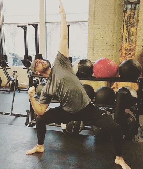 Essentricswkt's tweet photo. #strengthinmotion with this dynamic #essentricsexercise that strengthens the core, waist and legs. #stretchworkout https://t.co/QGqa8DYsWl
