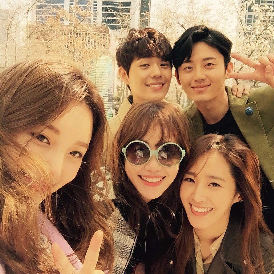 벗꽃만발에 웃음꽃도 만발~ 촬영하는 현장은 즐거움이 만발~~! #웹드라마 #고호의별이빛나는밤에 #촬영중 #강래연 #이지훈 #권유리 #신재하 #공공희...