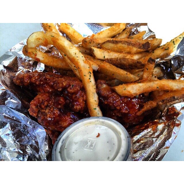 BookThatTruck's tweet photo. #LunchOnFleek 2day #WLA @onfleekcatering  is at the corner of SEPULVEDA/SM 90025 OPEN 1130-230 #Wings #PolishBoy https://t.co/8zRge2WCQj